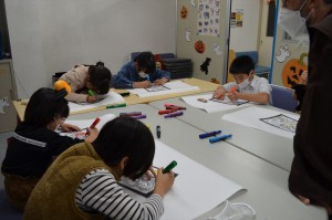 ステンドグラス風の絵に色を塗りました。